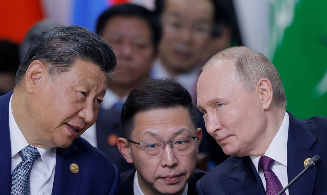 Kinas president Xi Jinping, till vänster i bild, pratar med Rysslands dito Vladimir Putin under ett Bricsmöte i ryska Kazan i oktober. Foto: Maxim Shemetov/Pool Photo via AP/TT