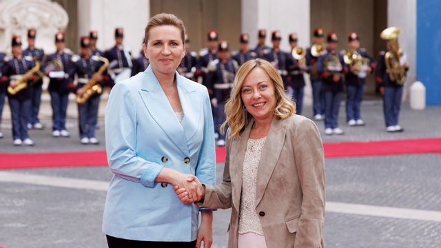 Danmarks statsminister Mette Frederiksen och Italiens premiärminister Giorgia Meloni under sitt möte i Rom förra veckan. Nu kräver de och sju andra EU-ledare större befogenheter att utvisa kriminella invandrare. Foto: Roberto Monaldo/AP/TT