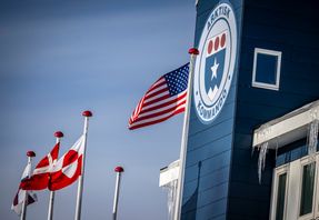 Färöarnas, Danmarks, Grönlands och USA:s flaggor utanför Arktisk Kommando (Joint Arctic Command/Issittumi Sakkutooqarfik ) i hamnen i Nuuk på Grönland i slutet av mars. Foto: Johan Nilsson/TT