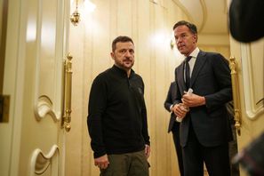 Ukrainas president Volodymyr Zelenskyj och Natochefen Mark Rutte inför en gemensam presskonferens i Kiev den 3 oktober. Evgeniy Maloletka/AP/TT