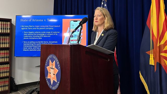 Arizona Attorney General Kris Mayes talar om Temu, Dec. 2, 2025. Foto: TT / AP Photo/Sejal Govindarao) 