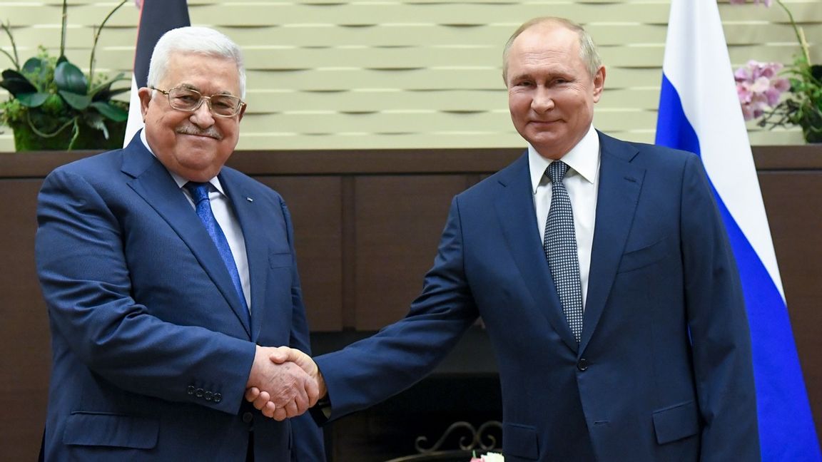Mahmoud Abbas, till vänster, kan snart få ångra sin nära relation med Vladimir Putin. Foto: Yevgeny Biyatov/AP
