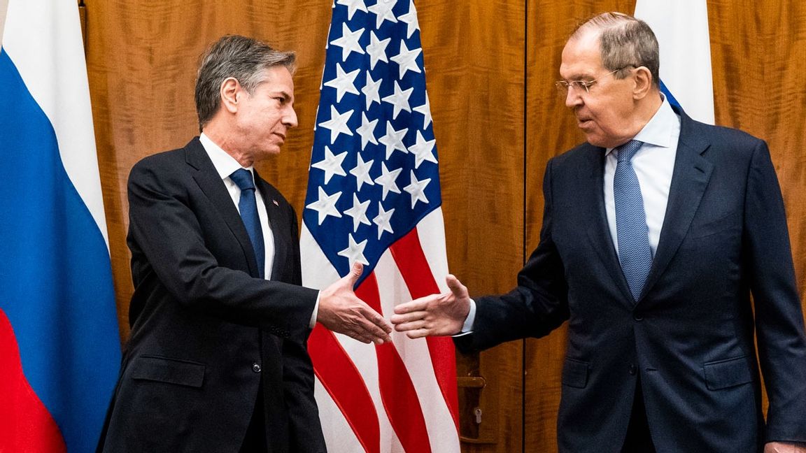 USA:s utrikesminister Antony Blinken och hans ryske motpart Sergej Lavrov inleder mötet i Genève. Foto: Alex Brandon/AP/TT