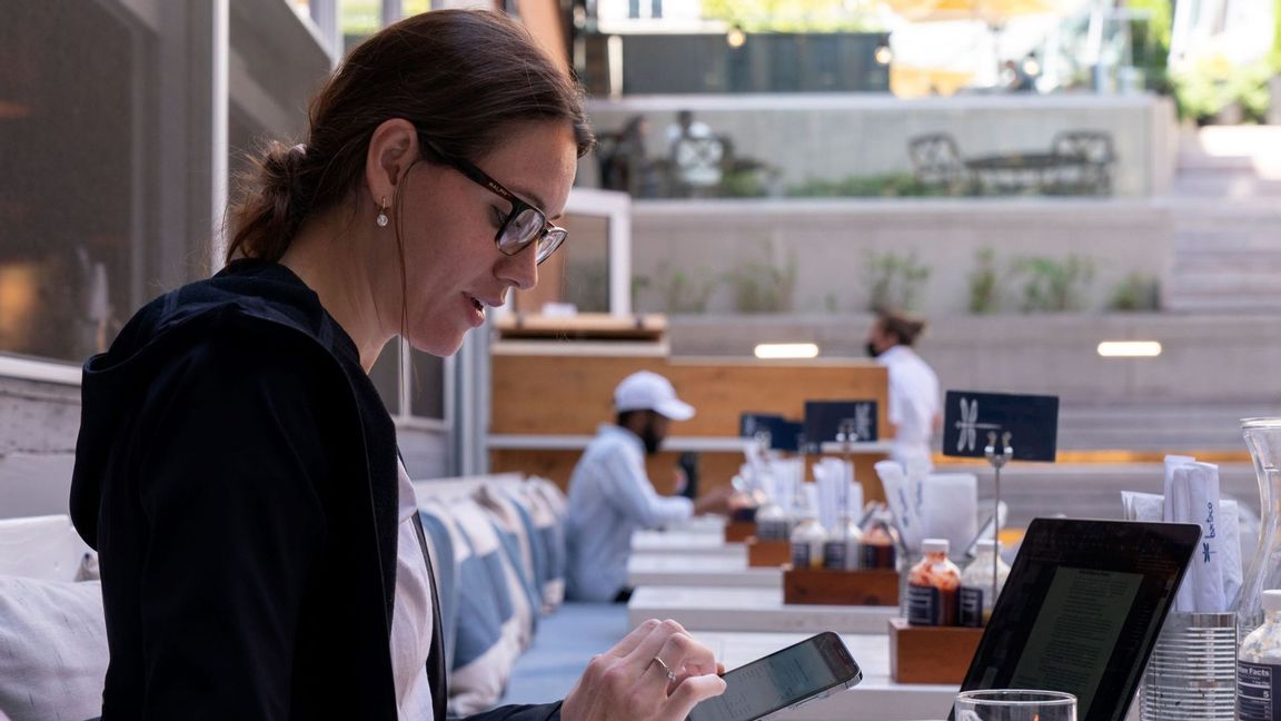 Baylee Bowers pays for her lunch using her cell phone at Bartaco in Arlington, Va., on Thursday, Sept. 2, 2021. The restaurant is using an automated app for ordering and payments. Instead of servers they use ”food runners” to get orders to tables. ”I like it,” says Bowers of the automation, ”it was easy. I’m a flight attendant so as long as automation doesn’t come for my job I’m ok with it.” Photo: Jacquelyn Martin/AP/TT