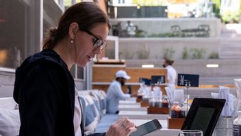 Baylee Bowers pays for her lunch using her cell phone at Bartaco in Arlington, Va., on Thursday, Sept. 2, 2021. The restaurant is using an automated app for ordering and payments. Instead of servers they use ”food runners” to get orders to tables. ”I like it,” says Bowers of the automation, ”it was easy. I’m a flight attendant so as long as automation doesn’t come for my job I’m ok with it.” Photo: Jacquelyn Martin/AP/TT