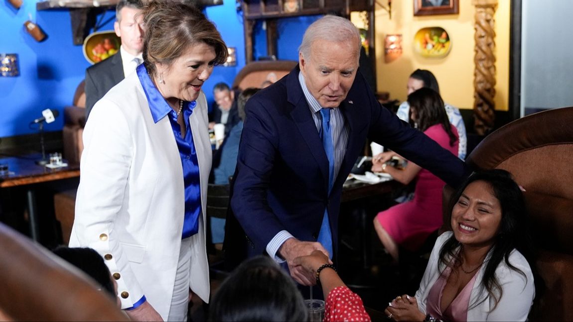 Den amerikanske presidenten Joe Biden hälsar på gäster på en restaurang i Las Vegas, kort före det att beskedet kom att han testat positivt för covid-19. Foto: SUSAN WALSH/AP/TT