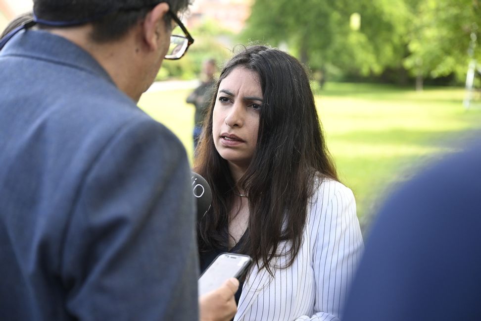 Vänsterpartiets partiledare Nooshi Dadgostar (V) på en pressträff under politikerveckan i Almedalen. Jessica Gow/TT
