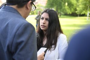 Vänsterpartiets partiledare Nooshi Dadgostar (V) på en pressträff under politikerveckan i Almedalen. Jessica Gow/TT