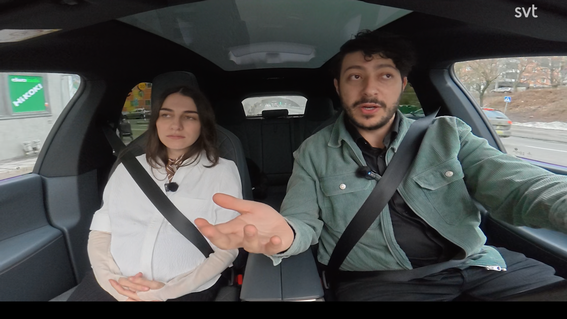Ett kort samtal i en bil orsakade en stor debatt. Foto: Skärmdump SVT