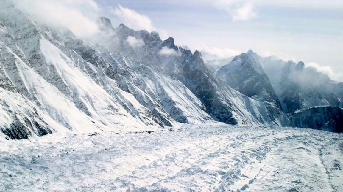 En glaciär på gränsen mellan Indien och Pakistan. Bilden är från ett tidigare tillfälle. Foto: Channi Anand/AP/TT. 