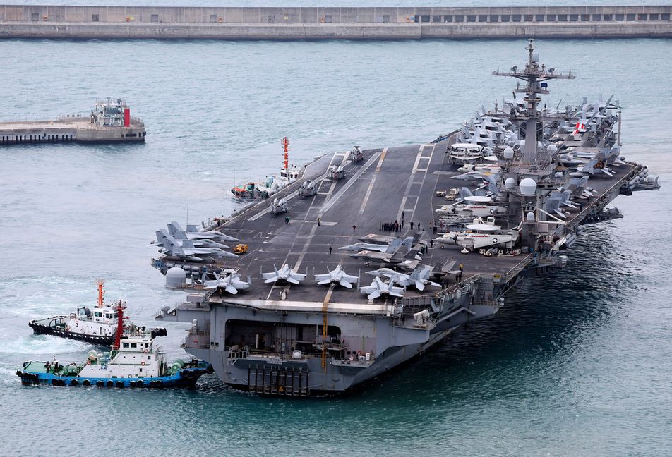 Hangarfartyget USS Carl Vinson eskorteras in i Busan, Sydkorea den 2 mars i år. Son Hyung-Ju/AP/TT
