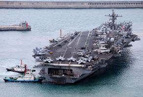 Hangarfartyget USS Carl Vinson eskorteras in i Busan, Sydkorea den 2 mars i år. Son Hyung-Ju/AP/TT