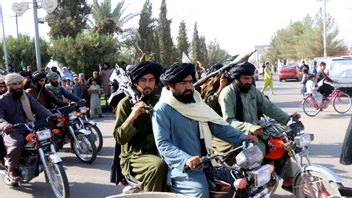 Talibanerna påstår sig ha fått en kopia av den läckta listan med nästan 19 000 namn. Foto: Abdul Khaliq/AP/TT 