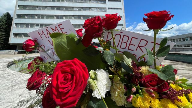 Blommor utanför sjukhuset där Robert Fico vårdas. Foto: Lefteris Pitarakis/AP/TT.  