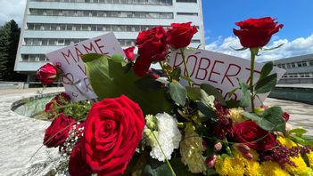 Blommor utanför sjukhuset där Robert Fico vårdas. Foto: Lefteris Pitarakis/AP/TT.