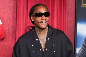 Wiz Khalifa rökte en stor, handrullad cigarett medan han sjöng sin hit "Young, wild & free" på scen i Rumänien förra sommaren. Arkivbild.   Chris Pizzello/AP/TT