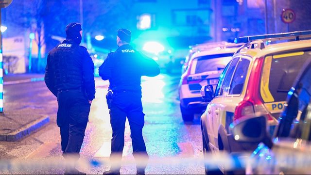 En man i 20-årsåldern sköts till döds i Skärholmen på fredagskvällen. Foto: FREDRIK SANDBERG/TT