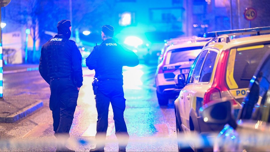 En man i 20-årsåldern sköts till döds i Skärholmen på fredagskvällen. Foto: FREDRIK SANDBERG/TT