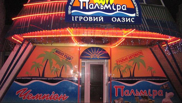 Nattklubben Palmira med spelautomater som främsta dragplåster. Charkiv, Ukraina, december 2007. Den gamla sortens spelande skedde just i specifika miljöer. Nu finns det lättillgägligt i mobilen. Foto: Kanopus Kilja / Wikimedia commons