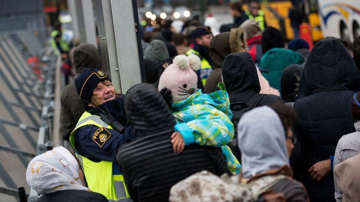 Flyktingar vid ankomst till Hyllie station i Malmö under flyktingkrisen 2015. EU-parlamentarikerna Teodorescu Måwe och Bellamy förespråkar asylprövning utanför EU:s territorium. Foto: Johan Nilsson/TT