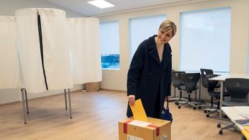 Kristrún Frostadóttir, partiledare för Socialdemokratiska alliansen, röstar i det isländska valet. Foto: Marco Di Marco/AP/TT