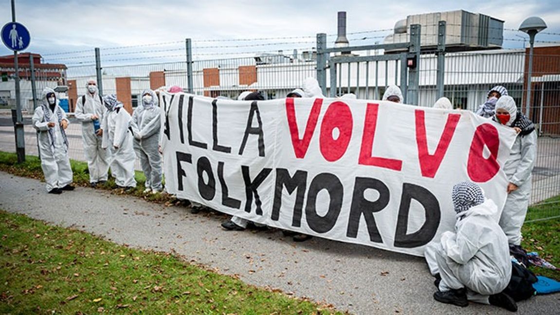 Palestinaaktivister blockerar på måndagsmorgonen ingångarna till Volvo på Jägersro i Malmö. Polis är på plats. Vid 8-tiden flyttades demonstranterna till en närliggande gräsmatta så anställda kunde gå in på arbetsplatsen. Foto: Johan Nilsson / TT 