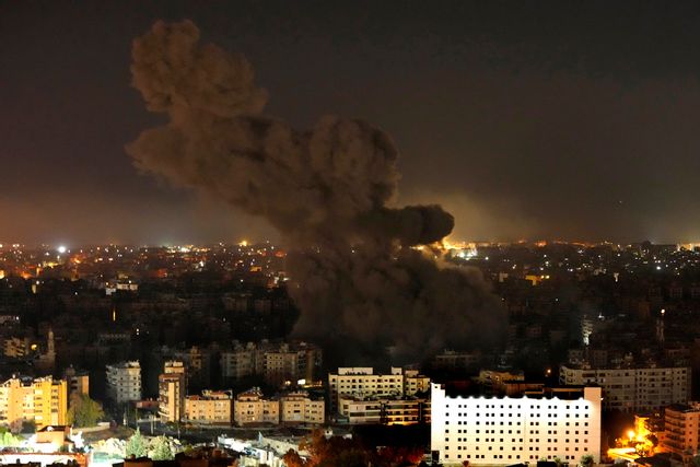 Rök stiger mot himlen efter ett flyganfall i Beirutstadsdelen Dahiyeh på tisdagen. Hassan Ammar/AP/TT