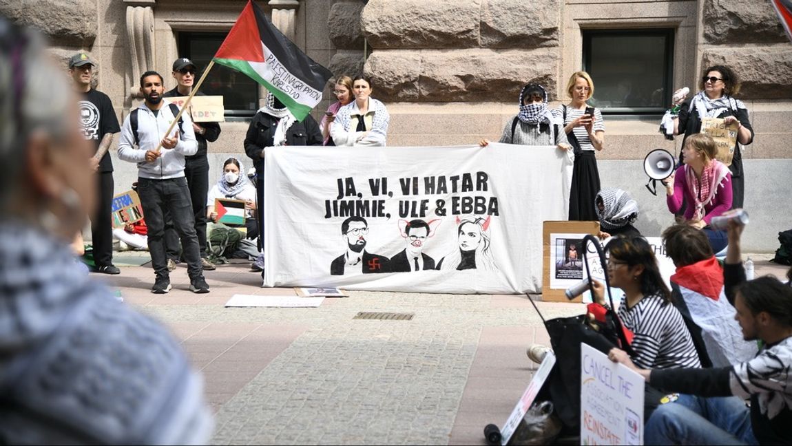 Framförallt ledamöter från Tidöpartierna upplever hot, medan partier till vänster uppfattar dem som mer trevliga. Foto: Lars Schröder/TT