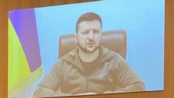 Ukrainas president, Volodymyr Zelenskyj, håller ett direktsänt tal till Sveriges riksdag. Foto: Isabelle Eriksson