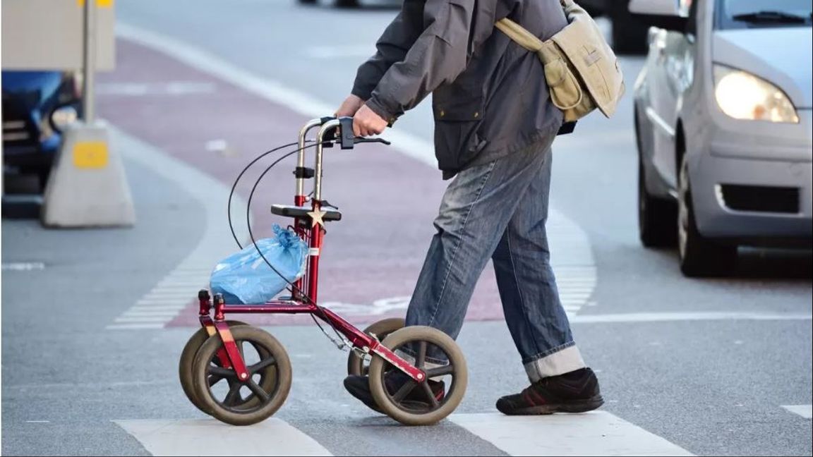 Resenärer med rollator har sedan augusti 2024 kunnat åka gratis på innerstadens blåbussar, men denna förmån kommer snart att upphöra enligt SL. Foto: TT
