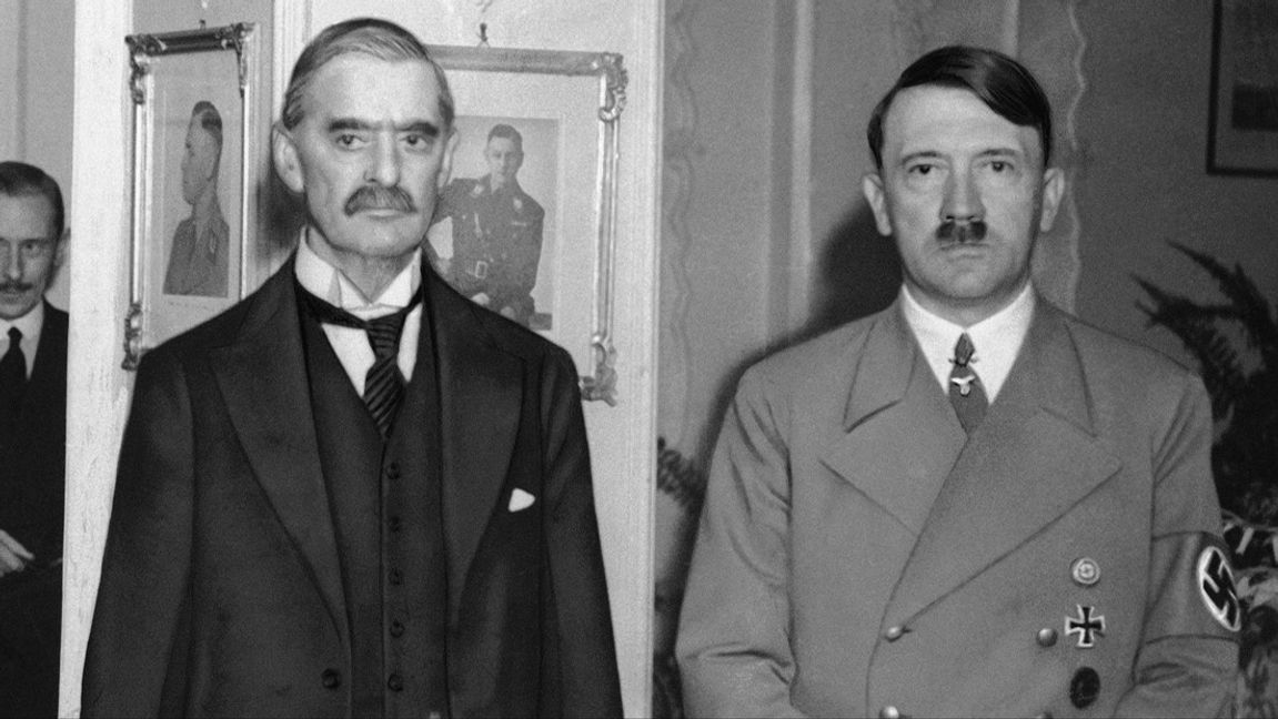 Neville Chamberlain insåg försent vem det var han hade att göra med, men till slut gjorde han det. Hur lång tid kommer det att ta för hans moderna efterföljare? FOTO: AP / TT