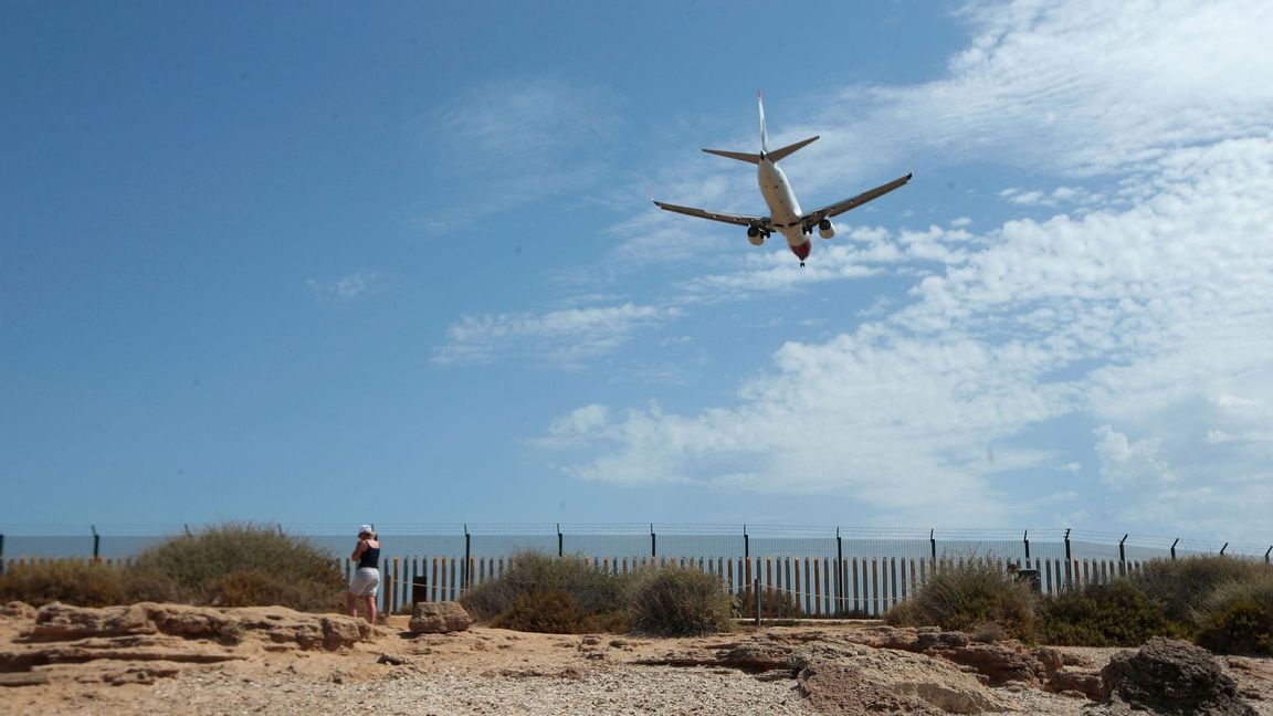 Flygplanet nödlandade i spanska Palma efter ett sjukdomsfall ombord. Då smet passagerarna. Arkivbild. Foto: Joan Mateu/AP/TT.