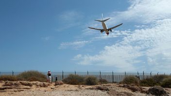 Flygplanet nödlandade i spanska Palma efter ett sjukdomsfall ombord. Då smet passagerarna. Arkivbild. Foto: Joan Mateu/AP/TT.
