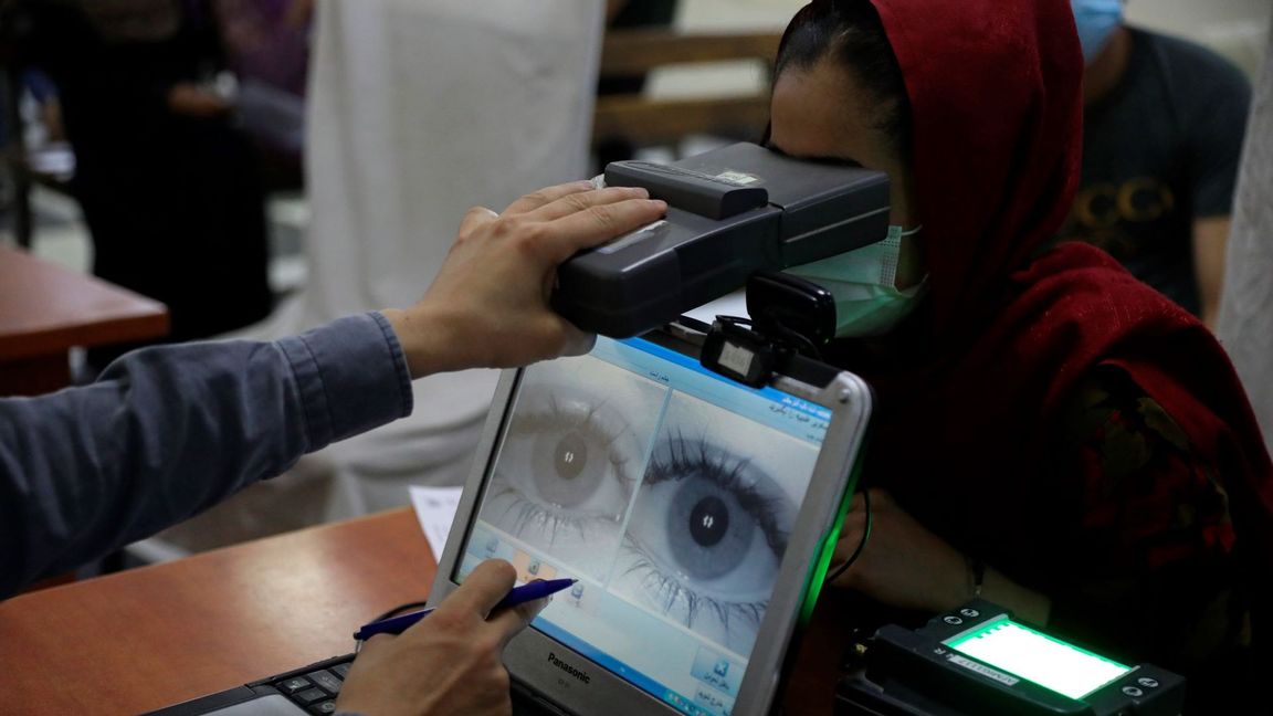 An employee scans the eyes of a woman for biometric data needed to apply for a passport, at the passport office in Kabul, Afghanistan, June 30, 2021. Over two decades, the United States and its allies spent hundreds of millions of dollars building databases for the Afghan people. Photo: Rahmat Gul/AP/TT