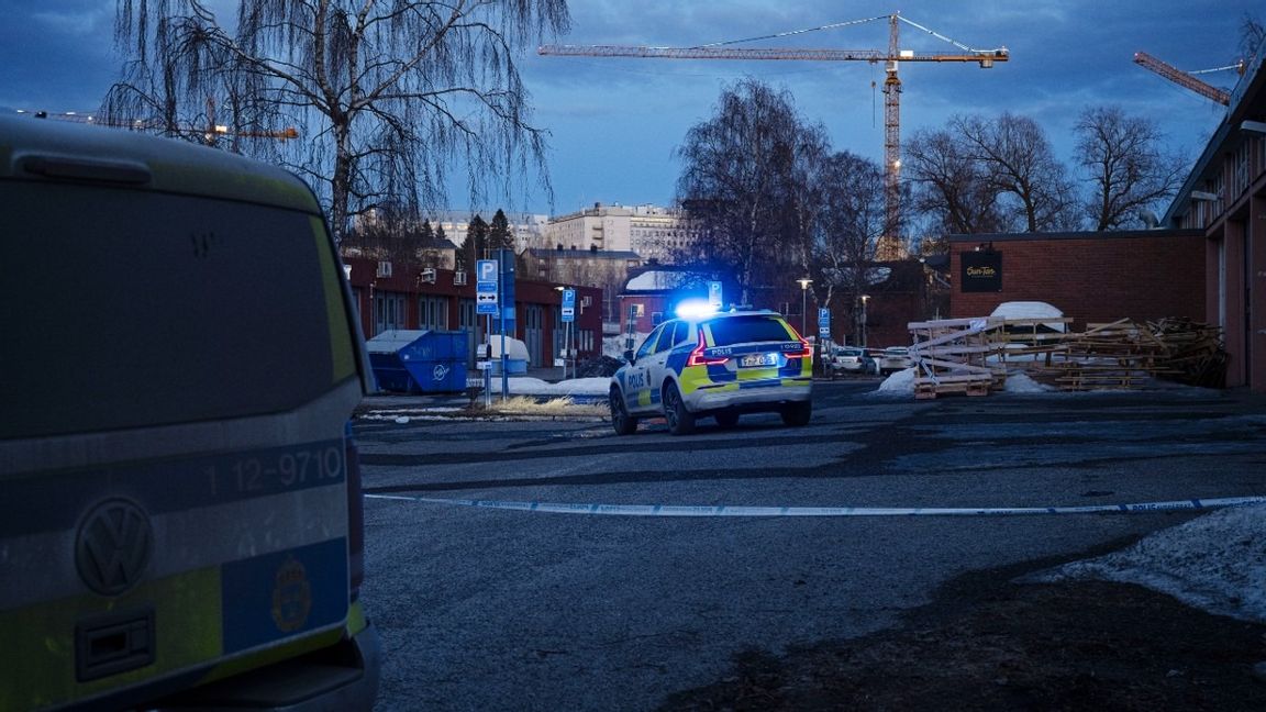 Polisen undersöker platsen för en misstänkt skjutning i stadsdelen Öst på Stan i Umeå. En man har förts till sjukhus med misstänka skottskador, enligt polisen. Mannen hittades i de centrala delarna av staden vid 19-tiden på måndagen. Foto: Erik Abel / TT /