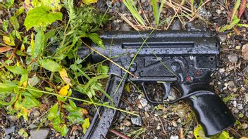 Den kulsprutepistol som ska ha använts av gärningsmännen hittades slängd i ett dike av en polishund dagen efter biljakten. Foto: POLISEN