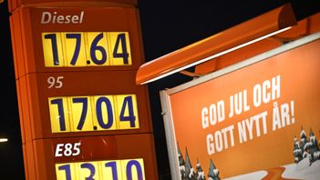 Sänkta drivmedelspriser vid en Ingo mack i centrala Malmö tidigt på nyårsdagens morgon. Foto: JOHAN NILSSON/TT