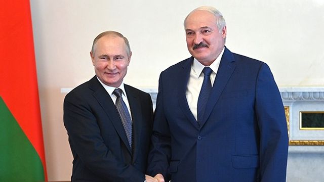 Rysslands president Vladimir Putin till vänster och Belarus president Alexander Lukasjenko till höger skakar hand under ett möte i Sankt Petersburg tidigare i juli. Arkivbild. Foto: Alexei Nikolsky/AP/TT