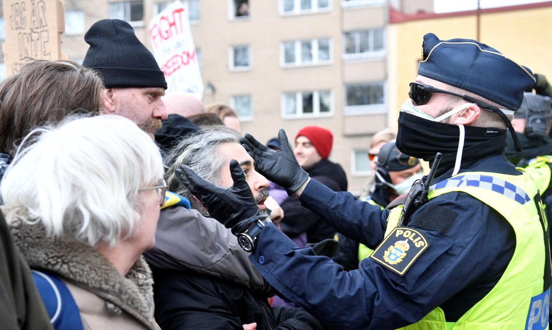 Polisen har  uppmanat demonstranterna att lämna torget i centrala Stockholm. Foto: Henrik Montgomery/TT