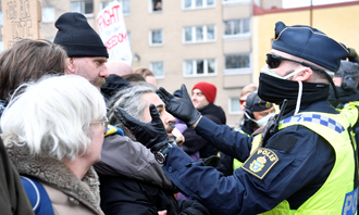 Polisen har uppmanat demonstranterna att lämna torget i centrala Stockholm. Foto: Henrik Montgomery/TT