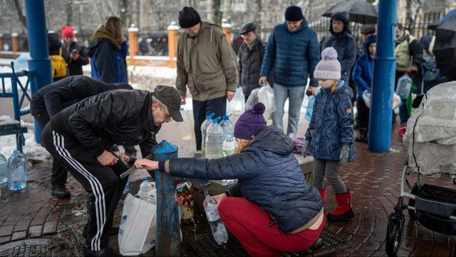 Kievbor hämtar vatten efter att en rysk attack slagit ut el- och vattenförsörjningen för deras hem 24 november 2022. Foto: AP Photo/Evgeniy Maloletka