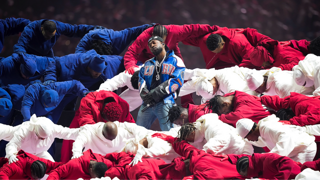 Det var under Kendrick Lamars uppträdande i halvtidsshowen som en av de 400 dansarna försökte genomföra en politisk protest. Foto: Matt Slocum/AP/TT