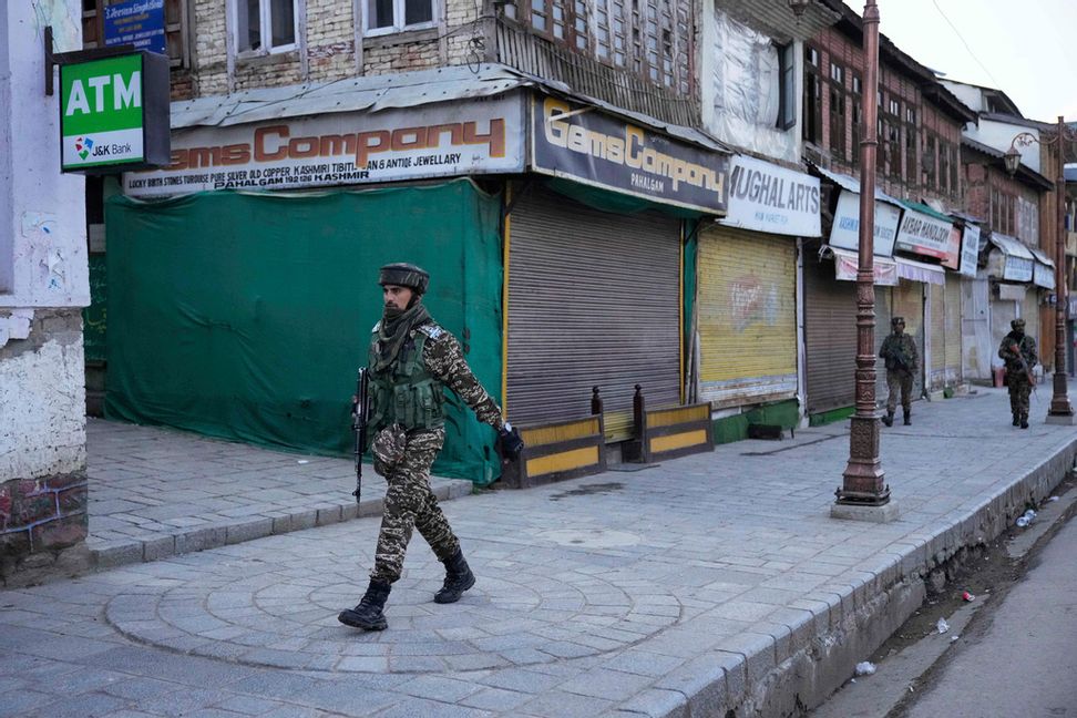 En indisk säkerhetsofficer i den indiskt kontrollerade delen av Kashmir under onsdagen. Foto: Dar Yasin/AP/TT