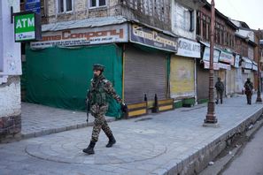 En indisk säkerhetsofficer i den indiskt kontrollerade delen av Kashmir under onsdagen. Foto: Dar Yasin/AP/TT