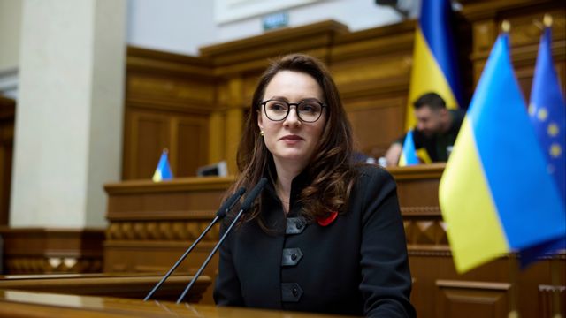Ukrainas nyblivna premiärminister Julija Svyrydenko talar inför det ukrainska parlamentet, Radan, innan omröstningen om att ratificera mineralavtalet mellan Ukraina och USA torsdagen den 8 maj 2025, då i sin dåvarande roll som ekonomiminister. Foto: AP Photo/Vadym Sarakhan