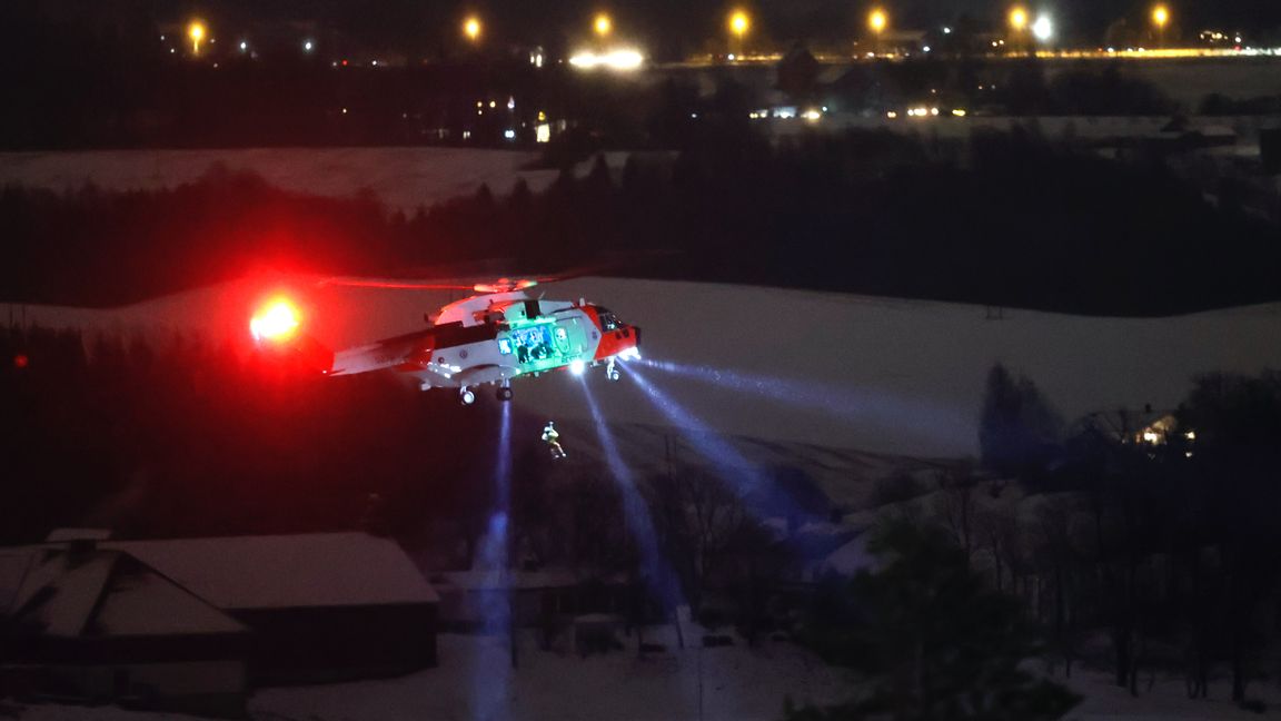 Helikoptrar med strålkastare söker efter överlevande efter jordskredet i norska Gjerdrum. Foto: Jil Yngland/NTB Scanpix/TT