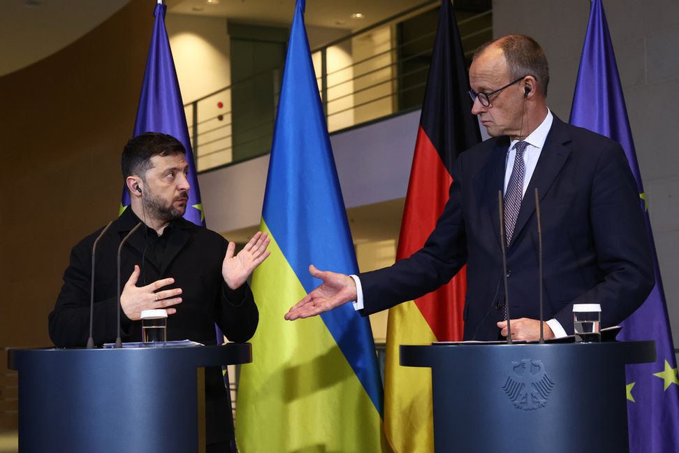 Ukrainas president Volodymyr Zelenskyj och Tysklands förbundskansler Friedrich Merz under sin presskonferens på måndagen. Maryam Majd/AP/TT