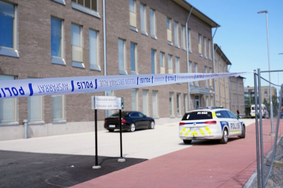 Minst tre personer har skadats vid knivdådet i Finland. Polisinsatsen pågår fortfarande. Foto: Mika Kylmäniemi /Lehtikuva/TT