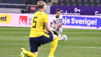 Sveriges Nilla Fischer och USA:s Carli Lloyd knäböjer i solidaritet med ”Black Lives Matter” i fotbollslandskamp mellan Sverige och USA. Arkivbild. Foto:	Claudio Bresciani/TT