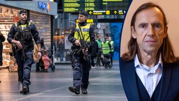 Poliser som patrullerar försedda med förstärkningsvapen har i takt med det växande terrorhotet blivit en vanligare syn. Foto: Johan Nilsson/TT